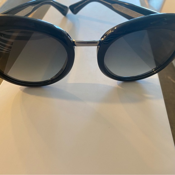 Gucci Sunglasses- classic. Serious buyers only! - Picture 11 of 12
